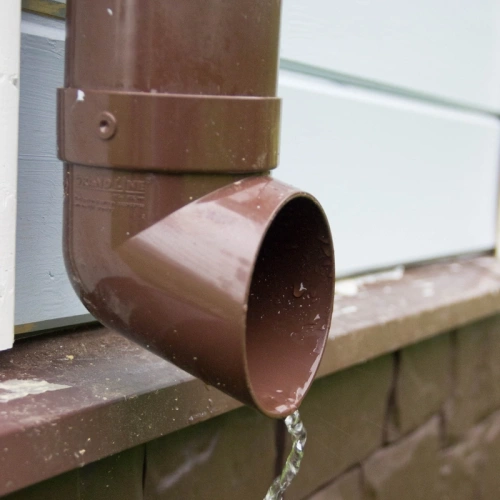 картинка Колено сливное ПВХ 72° шоколад от магазина Пиломатериалы Чайковский